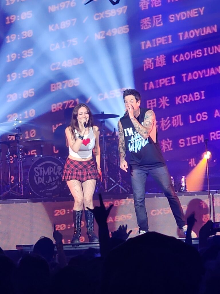 LoLo sings with Pierre Bouvier